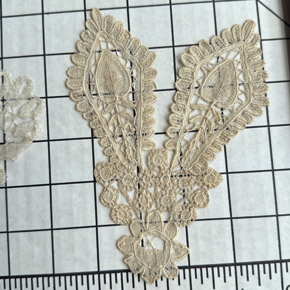Pair of Antique Lace Appliqués | Edwardian–1930s Ecru Embroidered Collar Inserts - Picture 14 of 16